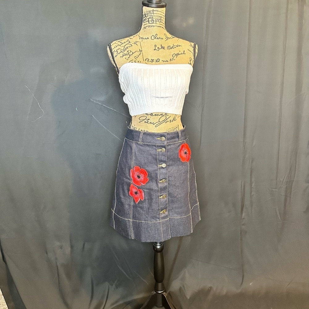 NWT KATE SPADE NEW YORK Denim Skirt with Red Floral Embroidery, size 6.
